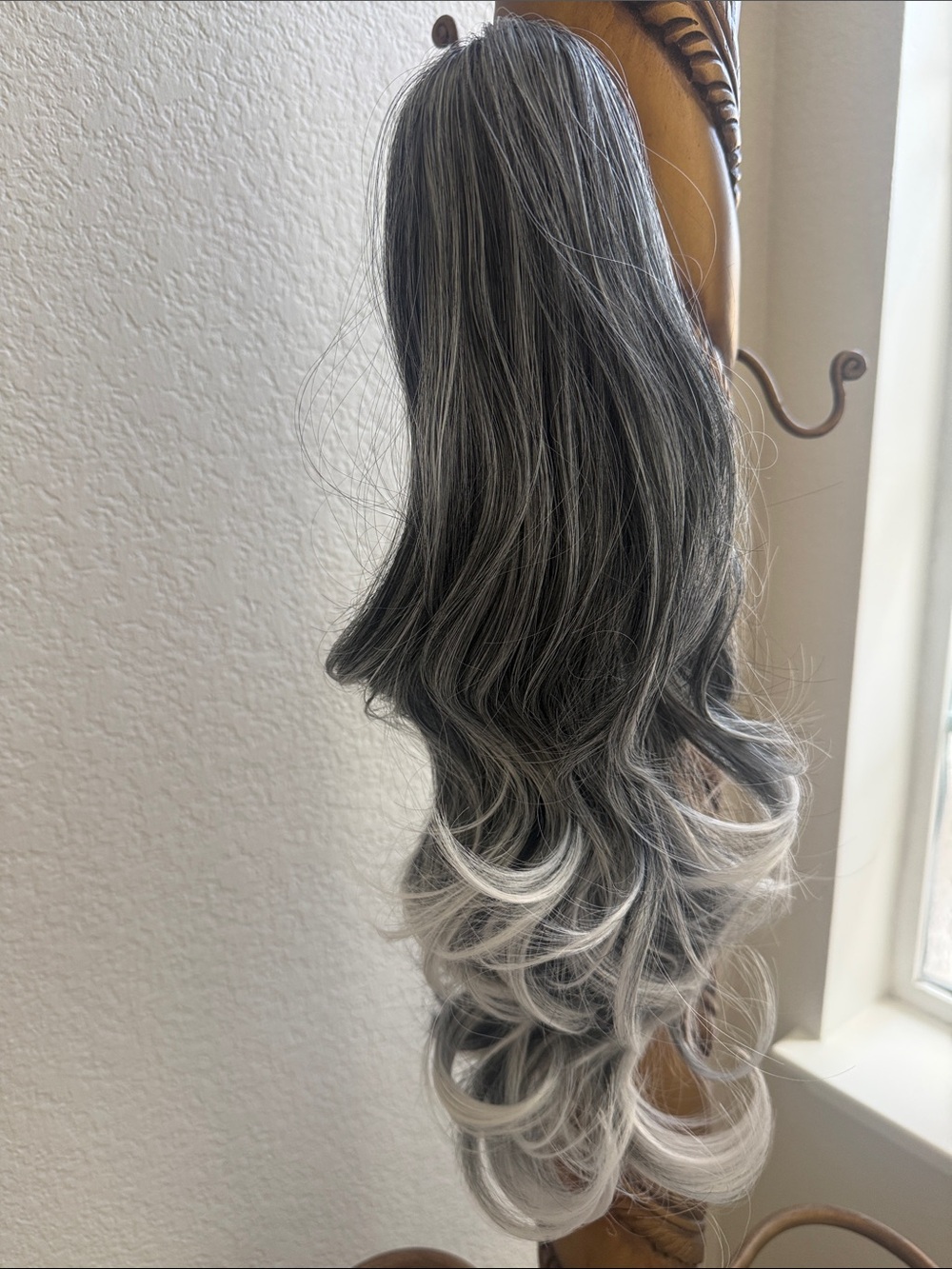 22" Dark black/grey with White tips claw clip ponytail - Picture 2 of 5